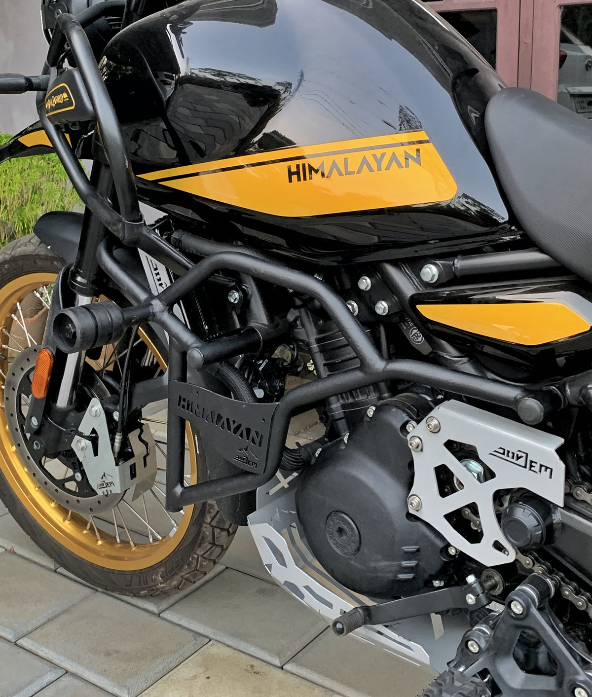 Jorjem Trail Edition crash guard for Himalayan 450 in black, showcasing sturdy design and fit for off-road protection.
