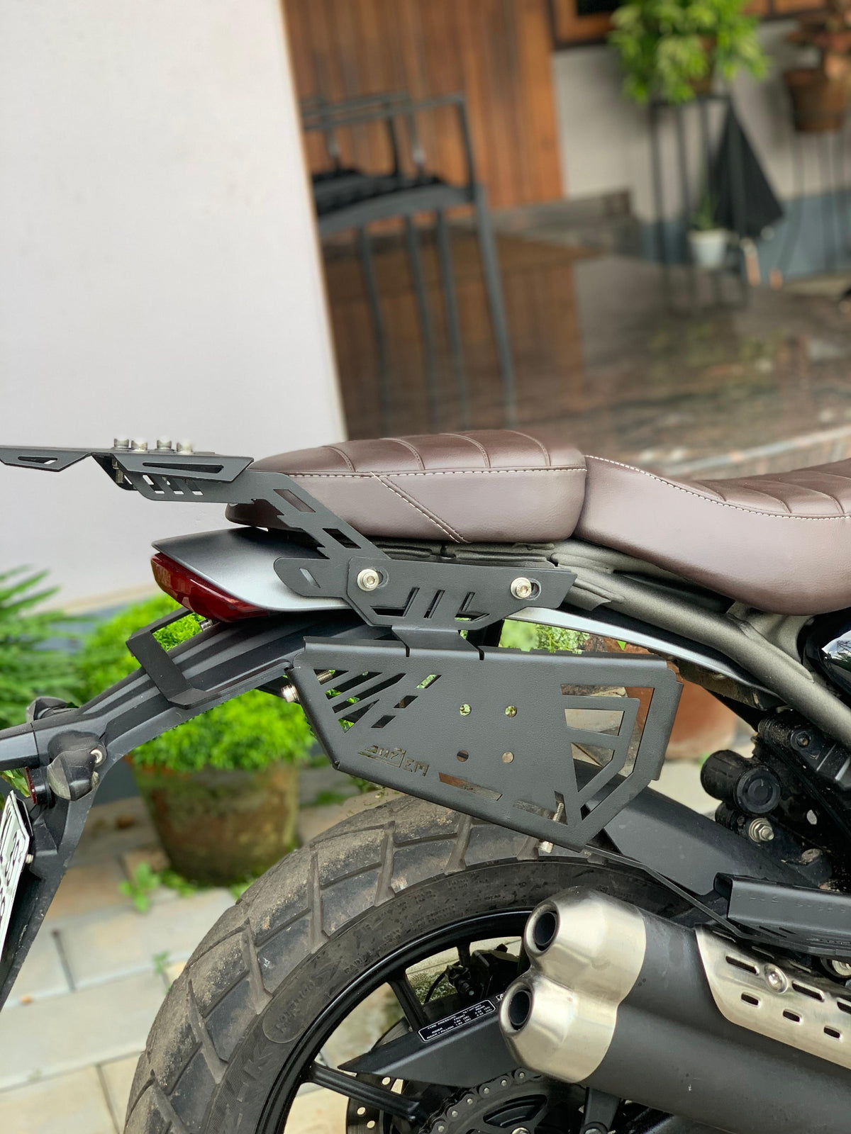scrambler 400 x saddle stay