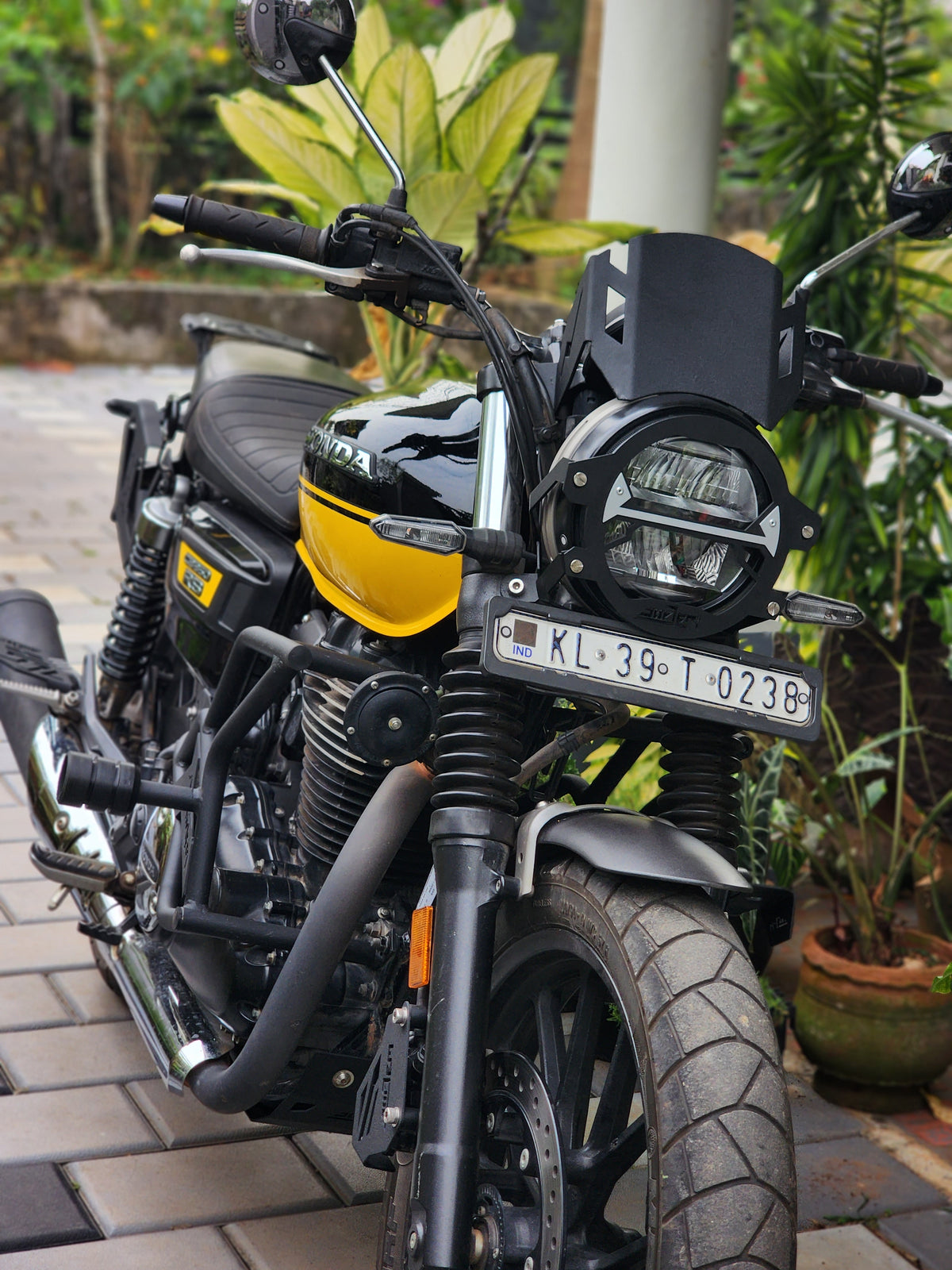 Explore Manufactures Jorjem CB350RS metal visor, lightweight motorcycle helmet accessory with a sleek, durable design.