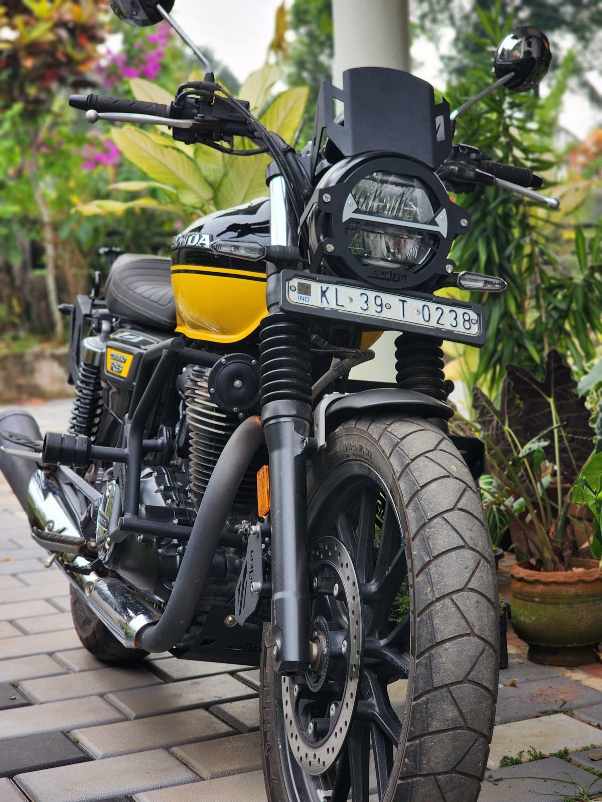 Explore Manufactures Jorjem CB350RS metal visor for motorcycle helmets, featuring a sleek, durable metal design.