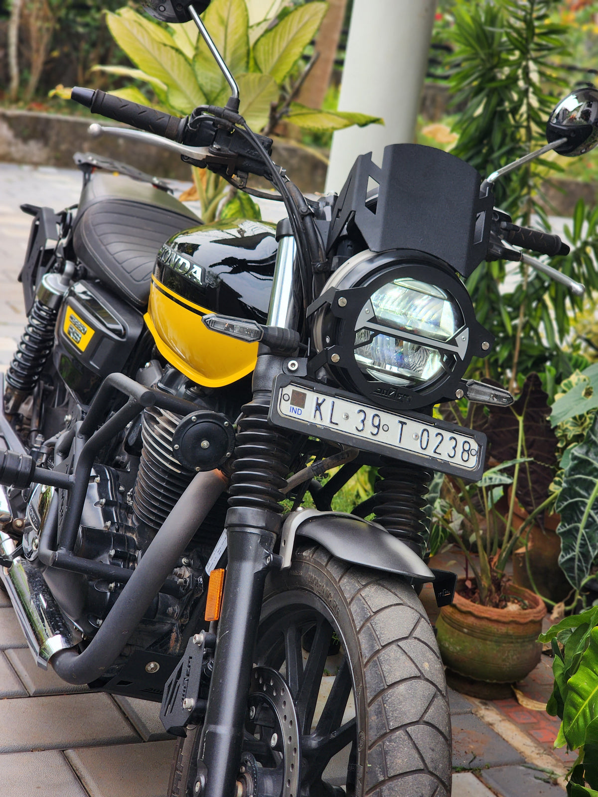 Explore Manufactures Jorjem CB350RS metal visor, shiny silver motorcycle helmet accessory with reflective finish and sturdy construction.