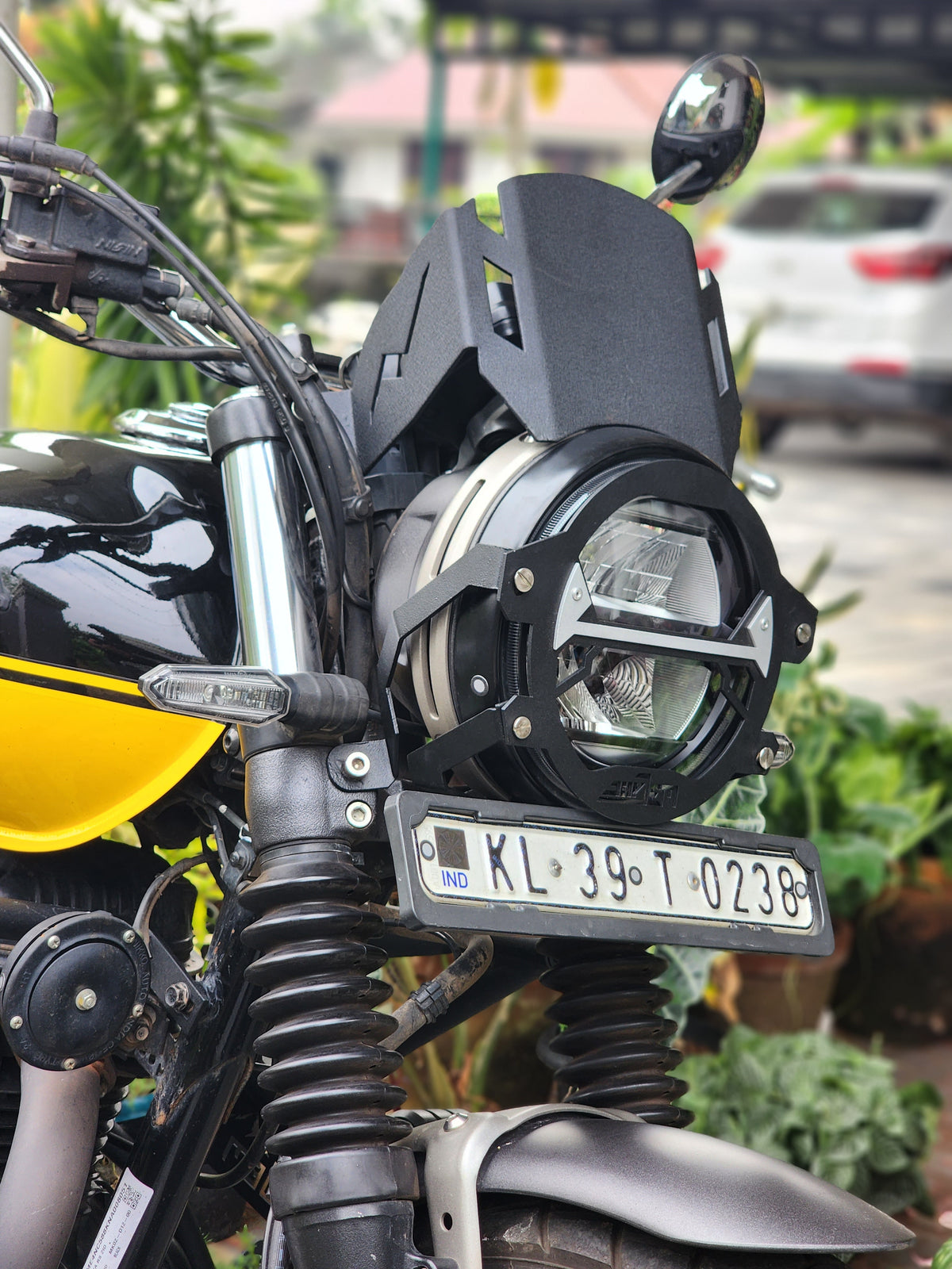 Explore Manufactures Jorjem CB350RS metal visor for motorcycle helmet, featuring a durable, sleek design with a reflective finish.